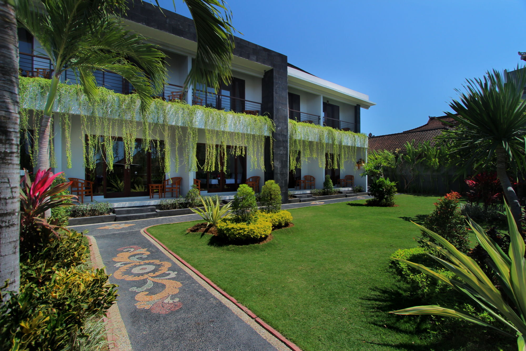 Srikandi Inn Kuta Selatan Exterior photo